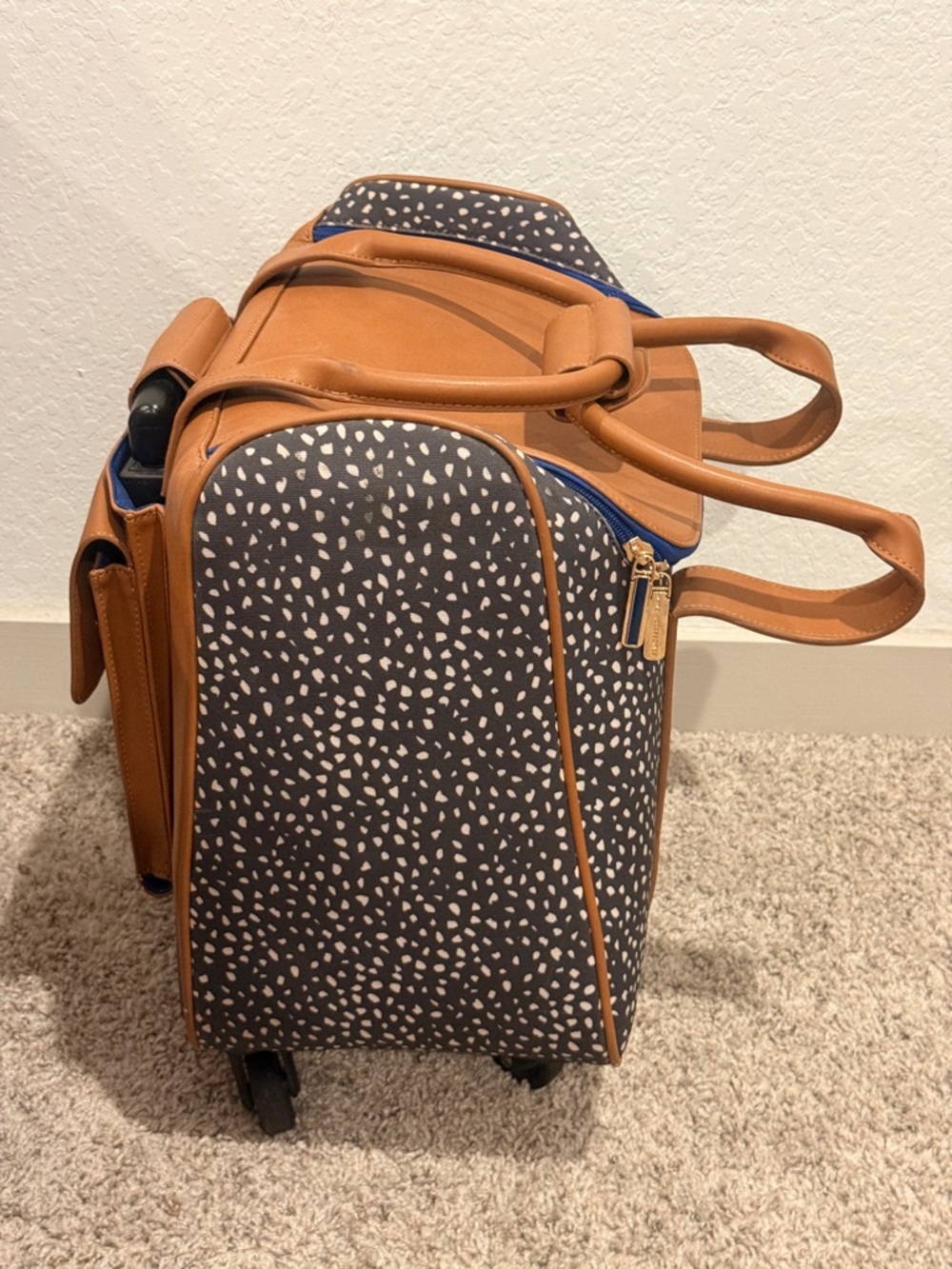 Hang Accessories Travel Rolling Bag in Navy Spot with Tan Trim - Picture 2 of 9